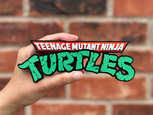 Logo 3D de Tortugas Ninja Mutantes Adolescentes con gran nivel de detalle para vitrinas, escritorios y zonas gaming.