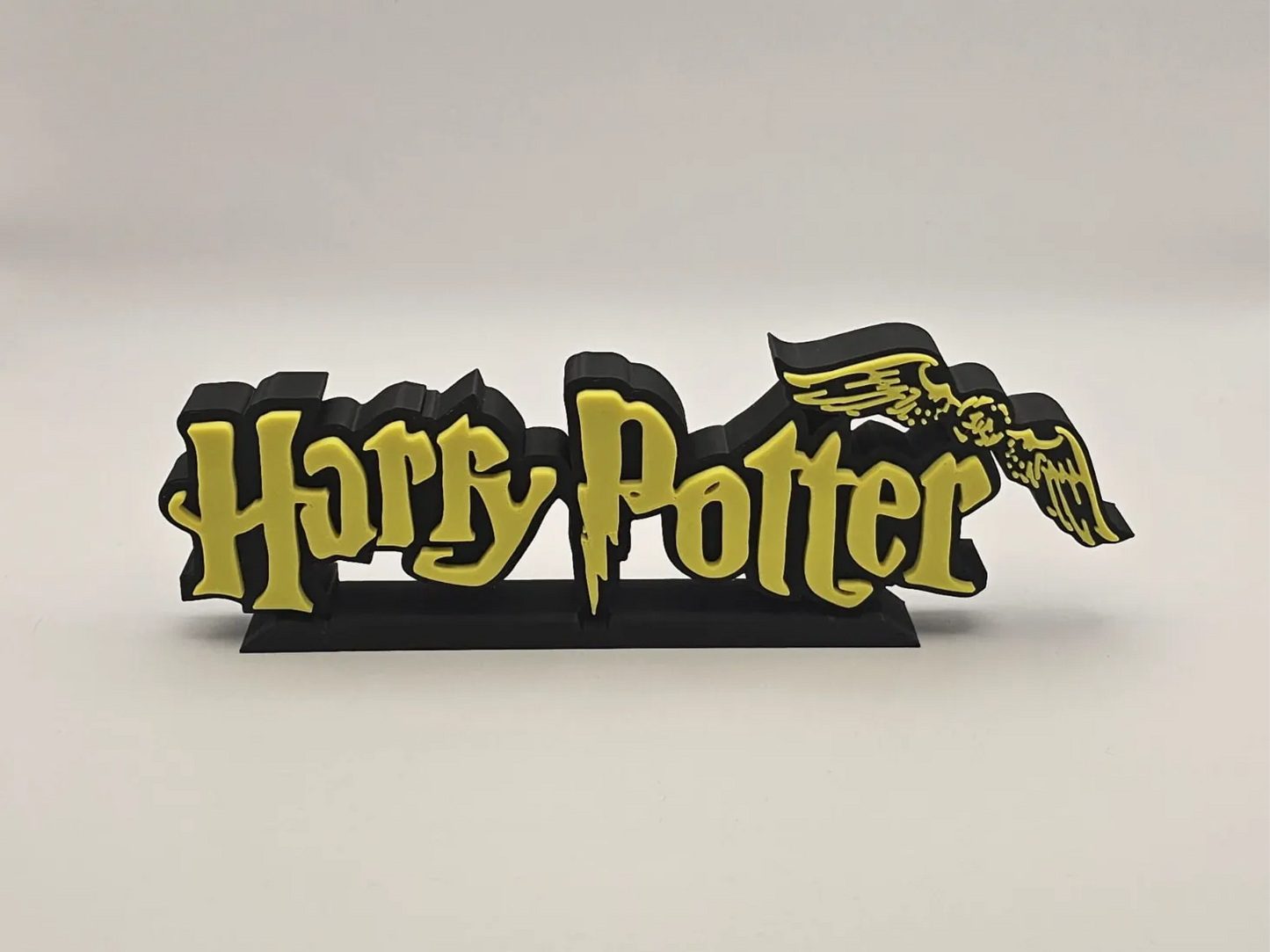 Logo 3D de Harry Potter con gran nivel de detalle para decoración de estanterías, vitrinas y espacios temáticos.