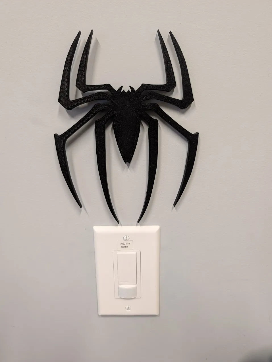 Logo 3D de Spider-Man con acabado mate y gran nivel de detalle para decoración de escritorios, vitrinas y espacios gaming.