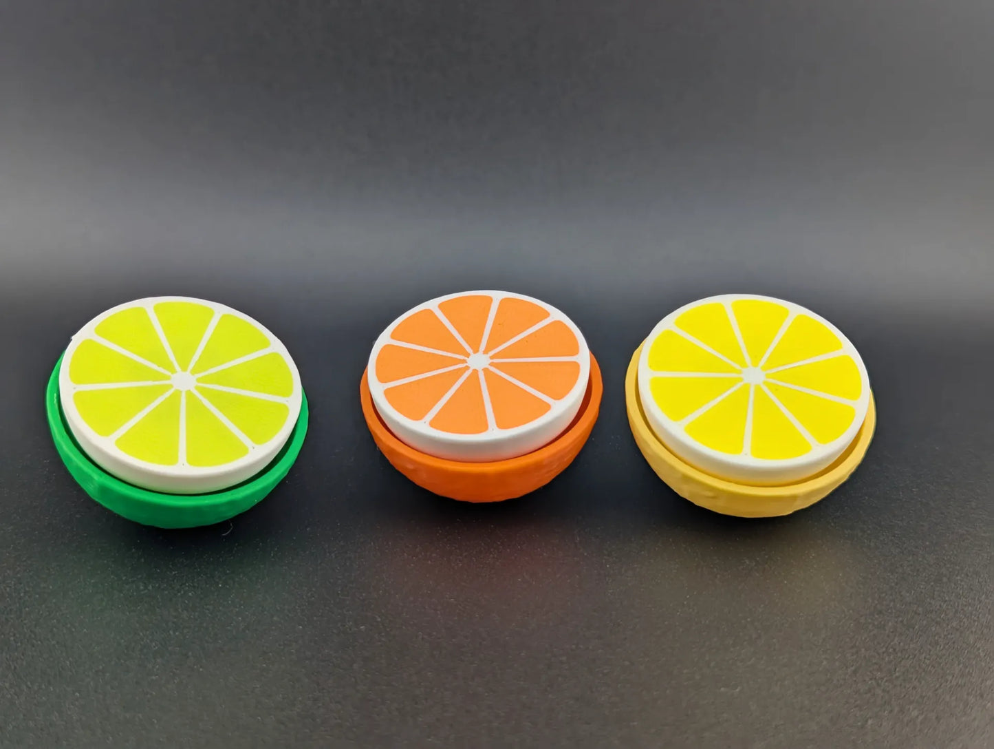 Clicker Cítrico impreso en 3D con diseño de rodaja de cítrico para aliviar el estrés y mantener las manos ocupadas.