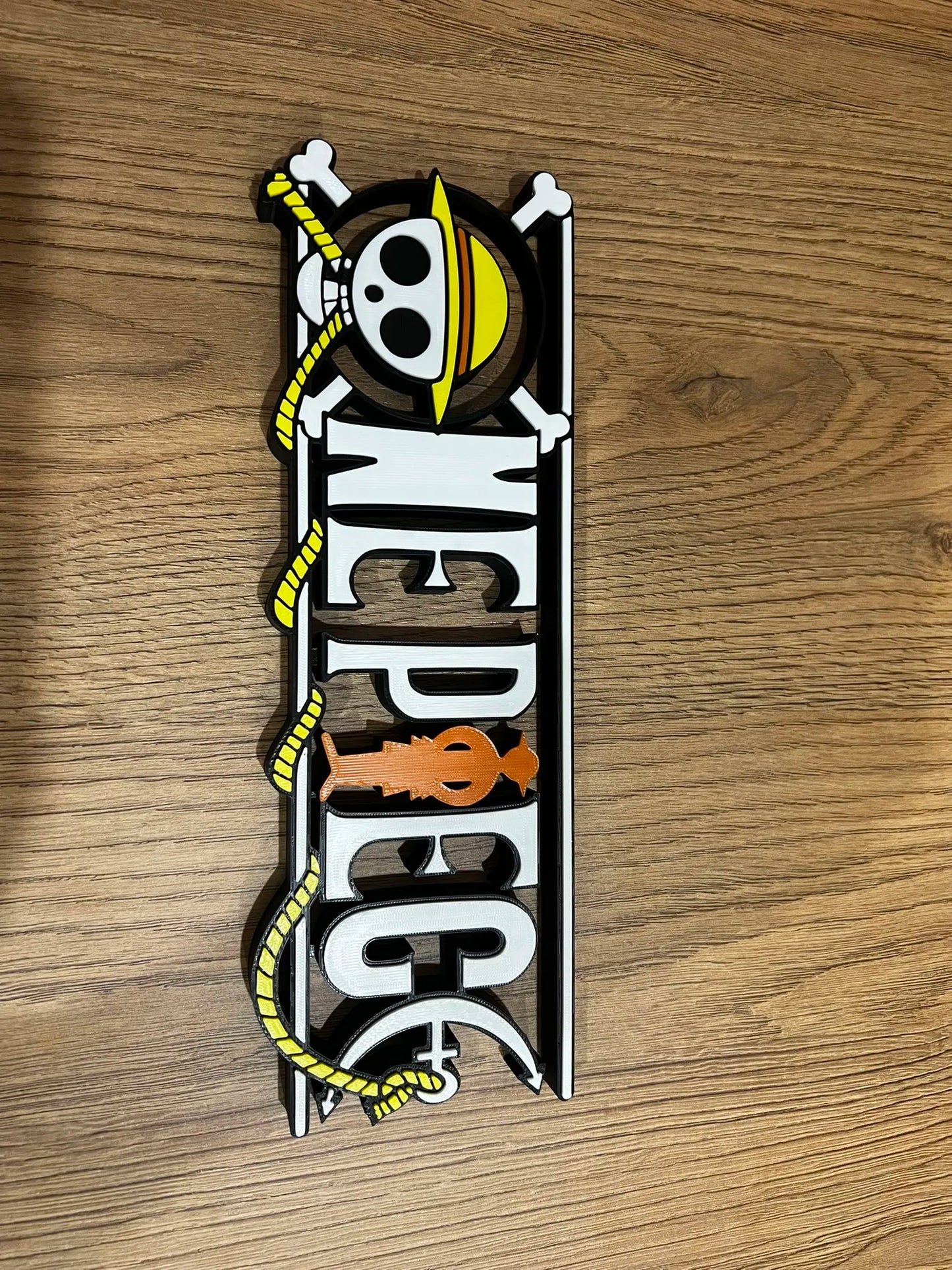 Logo 3D de One Piece con acabado mate y gran nivel de detalle para decoración de escritorios, vitrinas y espacios gaming.