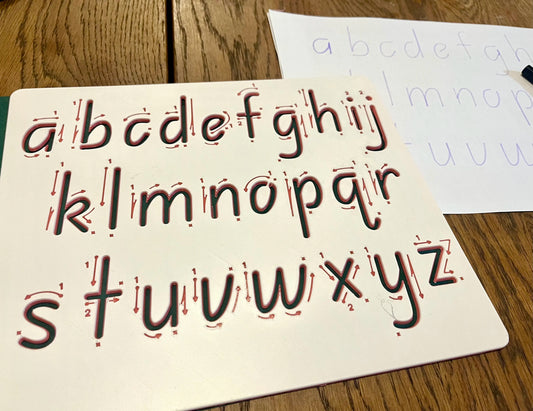 Plantillas de Escritura del Alfabeto impresas en 3D con guía de trazos para aprender las letras y practicar la escritura.