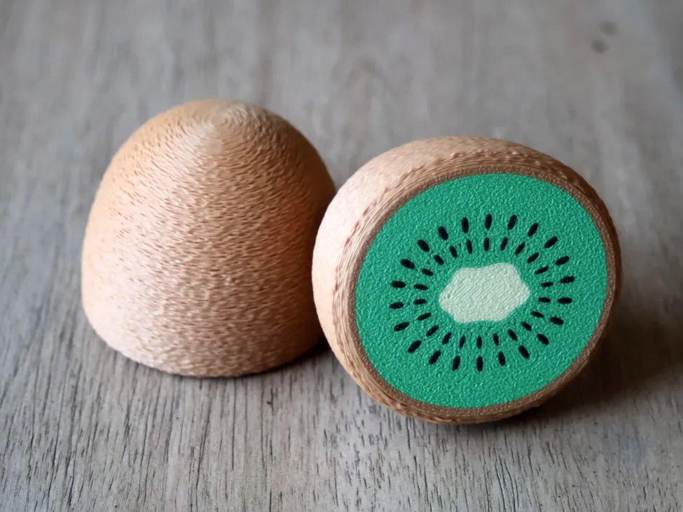 Kiwi Magnético Cortable impreso en 3D con piezas magnéticas para cocinitas infantiles y juegos de cocina.