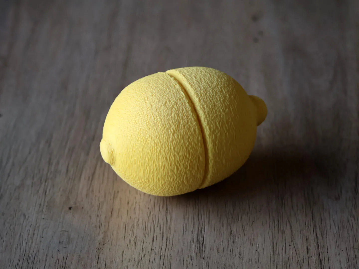 Limón Magnético Cortable impreso en 3D con piezas magnéticas para cocinitas infantiles y juegos de cocina.