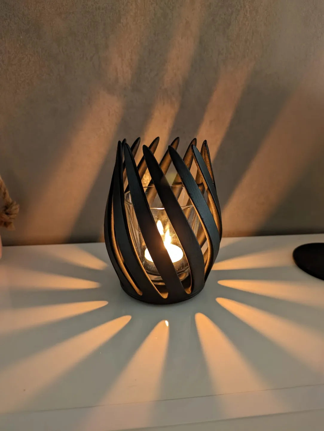 Portavelas Espiral LED impreso en 3D con diseño decorativo moderno para velas LED y ambientación del hogar.