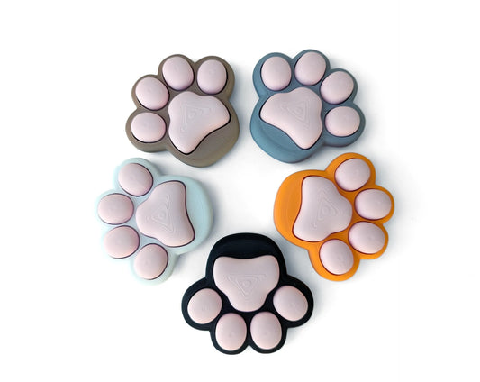Patita Clicker Antiestrés impresa en 3D con diseño de huella de mascota para aliviar el estrés y mantener las manos ocupadas.