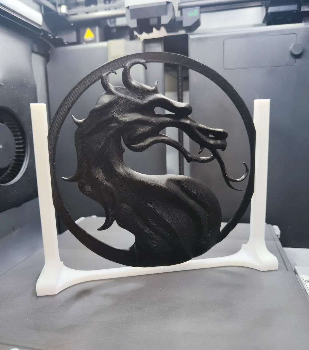 Logo 3D de Mortal Kombat con acabado mate y gran nivel de detalle para decoración de vitrinas, escritorios y zonas gaming.