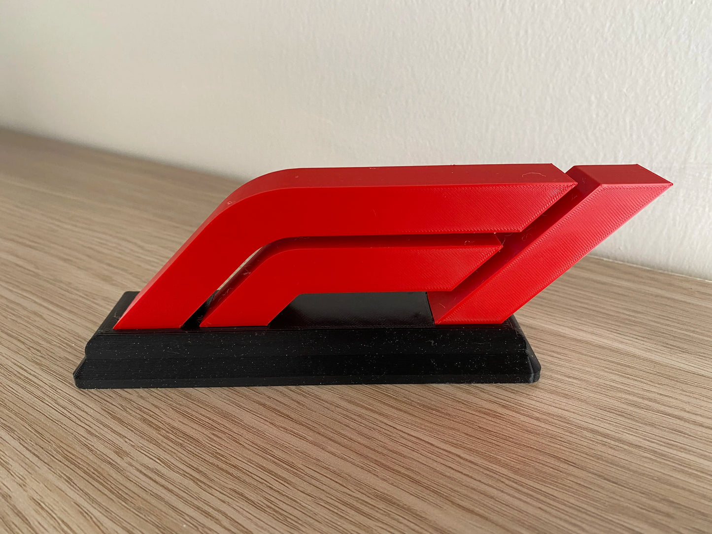 Logo 3D de F1 con acabado mate y gran nivel de detalle para decoración de escritorios, vitrinas y espacios dedicados al motor