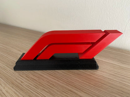 Logo 3D de F1 con acabado mate y gran nivel de detalle para decoración de escritorios, vitrinas y espacios dedicados al motor