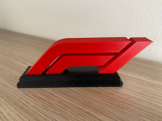 Logo 3D de F1 con acabado mate y gran nivel de detalle para decoración de escritorios, vitrinas y espacios dedicados al motor