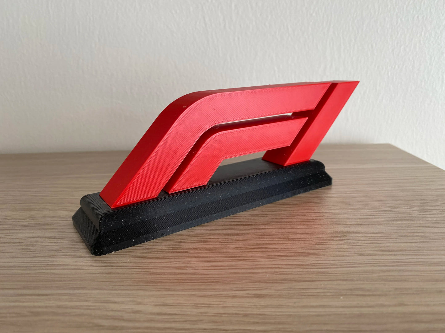 Logo 3D de F1 con acabado mate y gran nivel de detalle para decoración de escritorios, vitrinas y espacios dedicados al motor