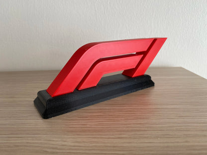 Logo 3D de F1 con acabado mate y gran nivel de detalle para decoración de escritorios, vitrinas y espacios dedicados al motor