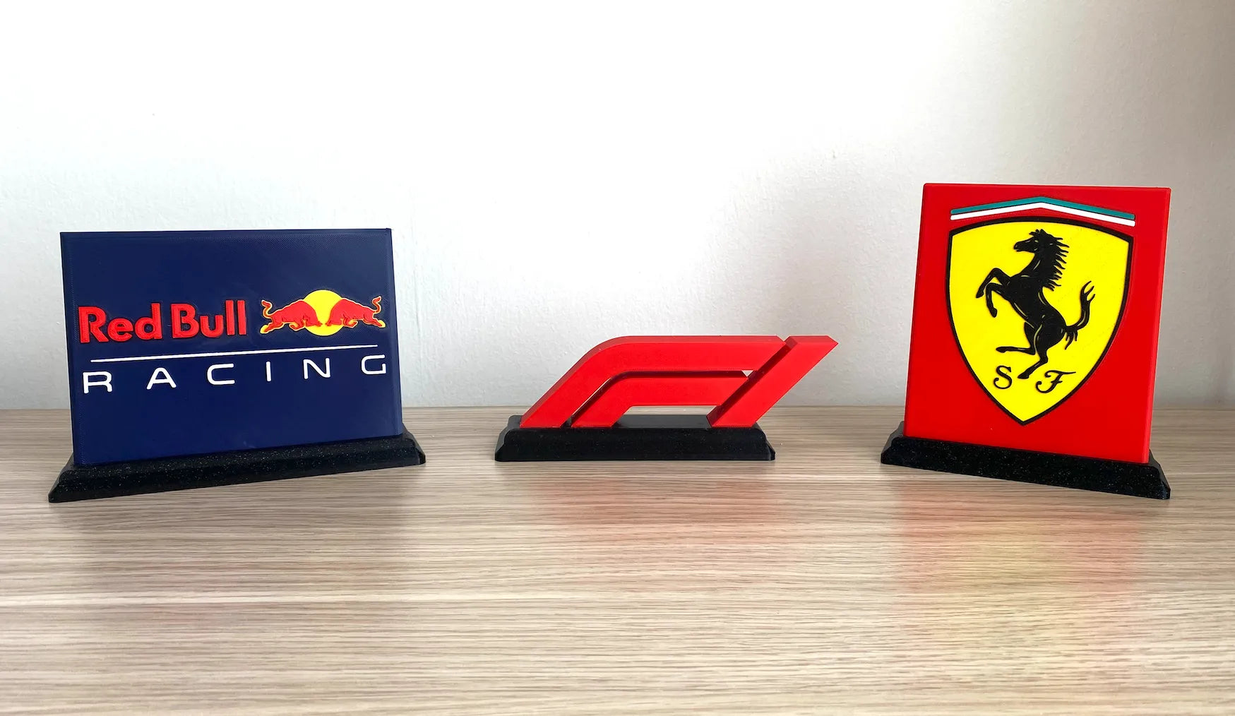 Logo 3D de F1 con acabado mate y gran nivel de detalle para decoración de escritorios, vitrinas y espacios dedicados al motor