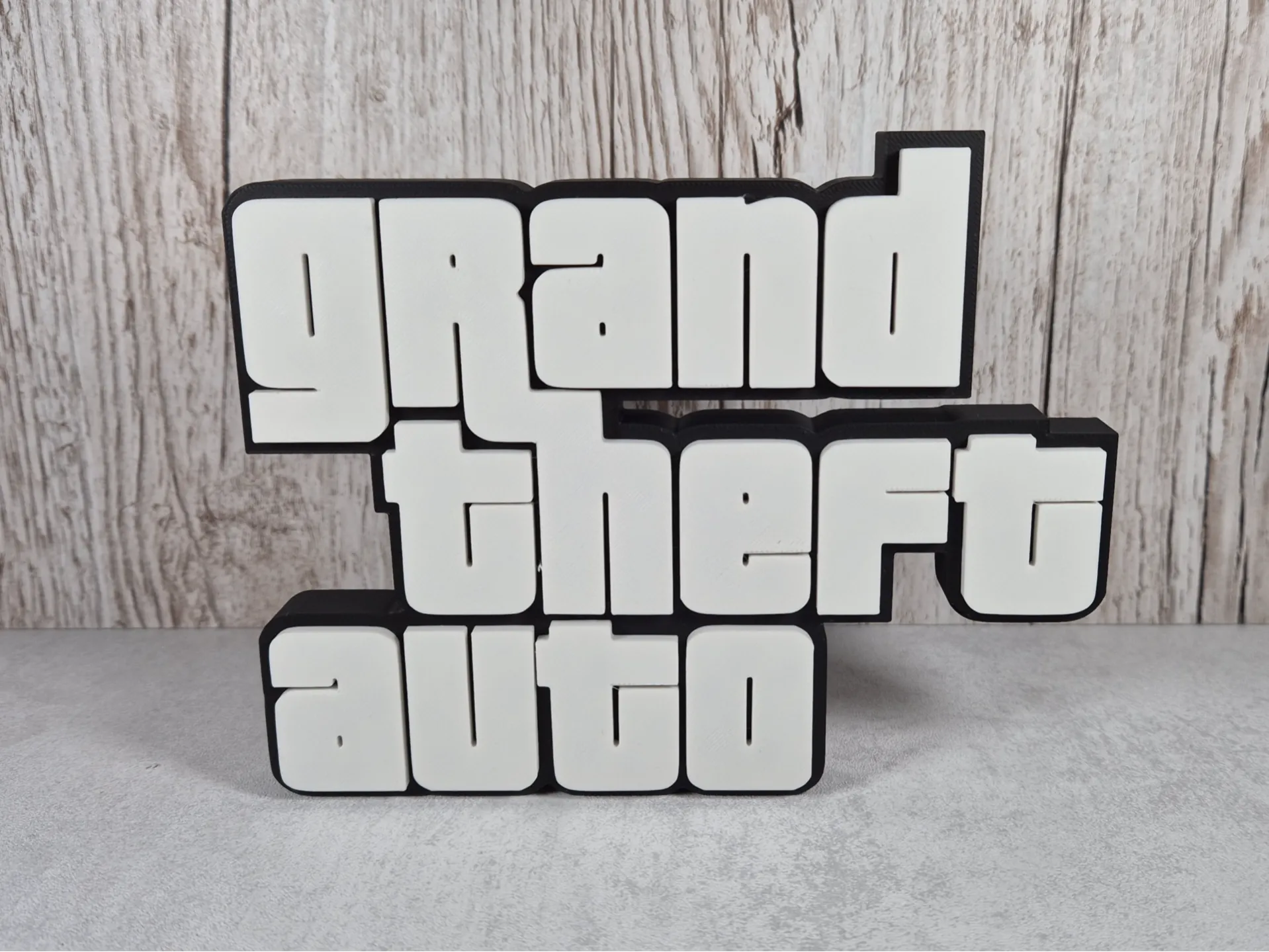 Logo 3D de Grand Theft Auto con acabado mate y gran nivel de detalle para decoración de vitrinas, escritorios y zonas gaming.