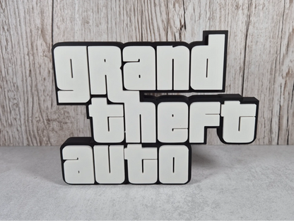 Logo 3D de Grand Theft Auto con acabado mate y gran nivel de detalle para decoración de vitrinas, escritorios y zonas gaming.