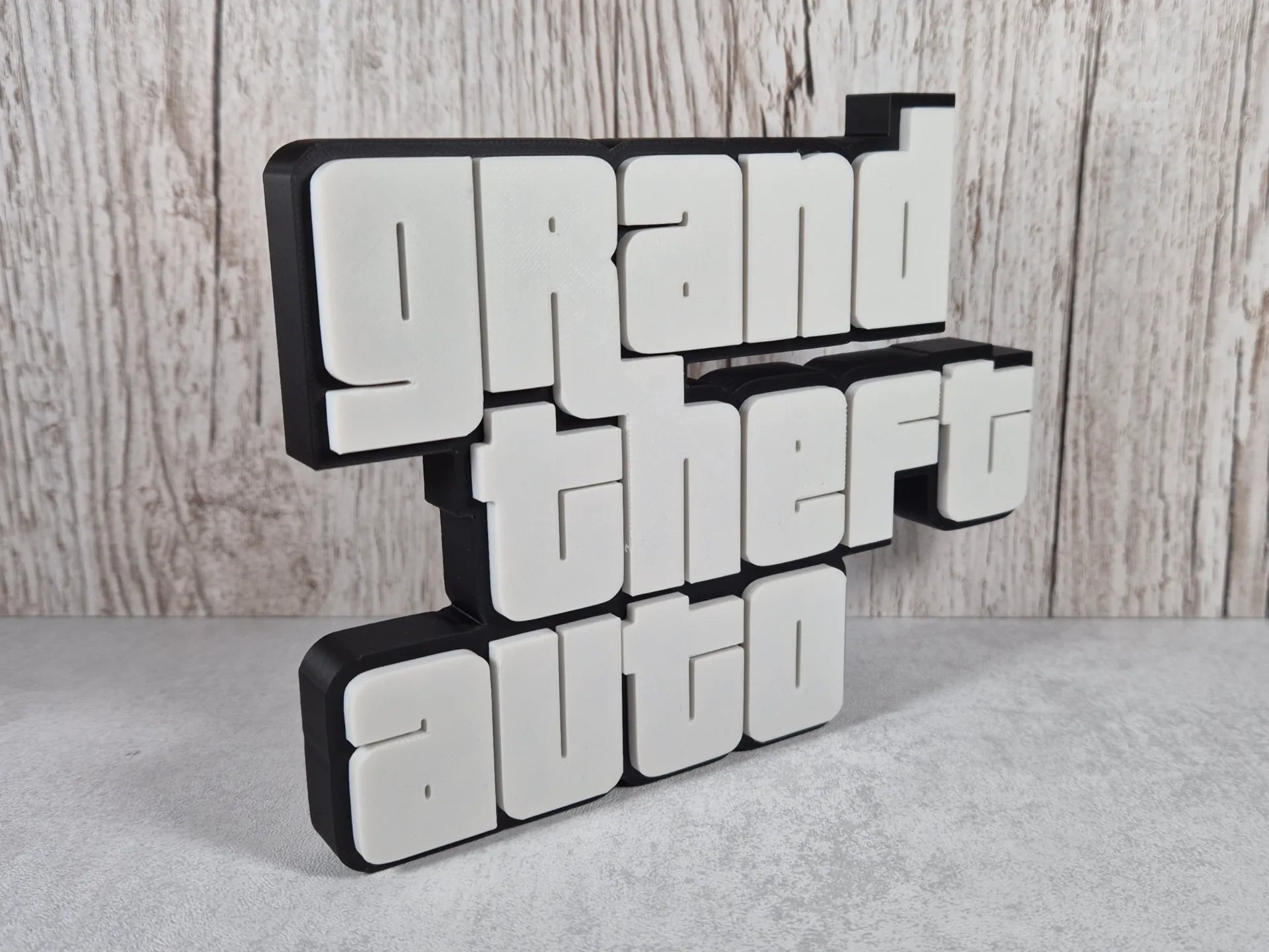 Logo 3D de Grand Theft Auto con acabado mate y gran nivel de detalle para decoración de vitrinas, escritorios y zonas gaming.