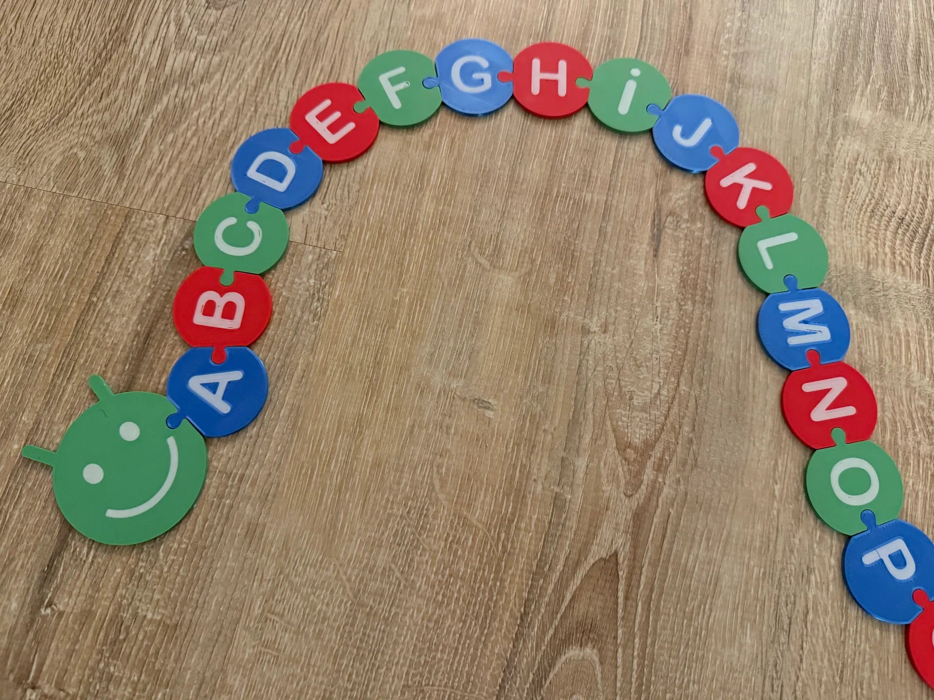 Alfabeto Encajable impreso en 3D con letras para desarrollar la motricidad fina y el aprendizaje infantil.