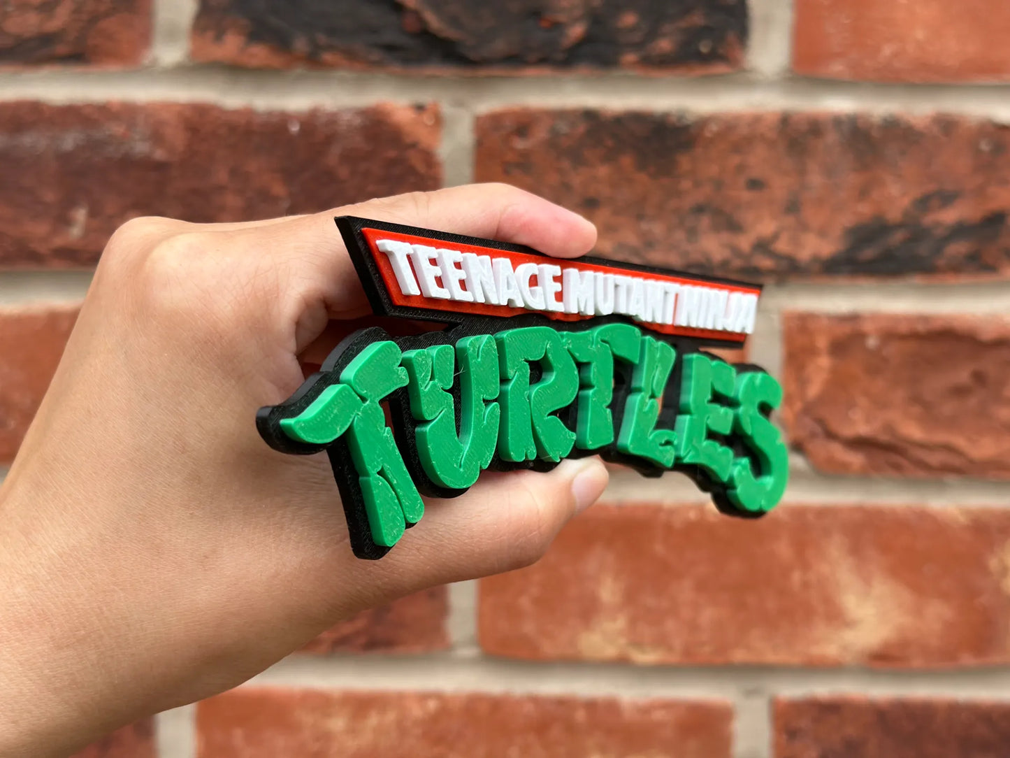 Logo 3D de Tortugas Ninja Mutantes Adolescentes con gran nivel de detalle para vitrinas, escritorios y zonas gaming.