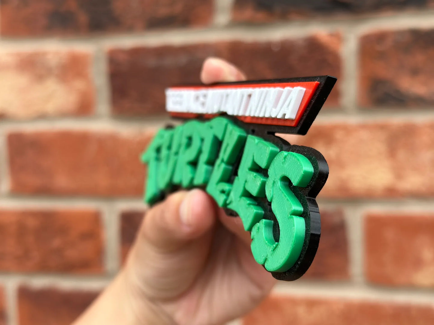 Logo 3D de Tortugas Ninja Mutantes Adolescentes con gran nivel de detalle para vitrinas, escritorios y zonas gaming.