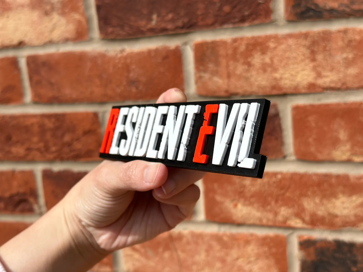 Logo 3D de Resident Evil con acabado mate y gran nivel de detalle para decoración de vitrinas, escritorios y zonas gaming.