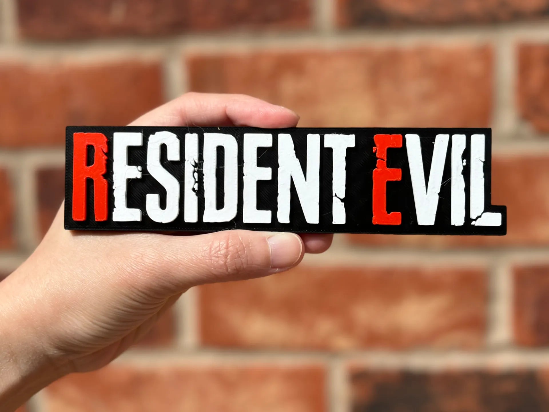 Logo 3D de Resident Evil con acabado mate y gran nivel de detalle para decoración de vitrinas, escritorios y zonas gaming.