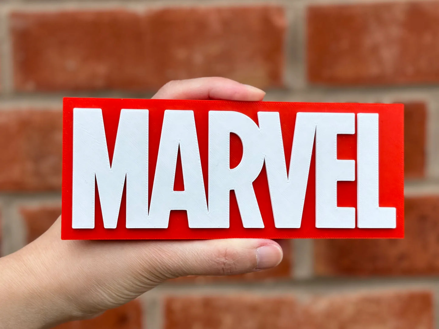 Logo 3D de Marvel en 3D con acabado mate y gran nivel de detalle para decoración de vitrinas, escritorios y zonas gaming.