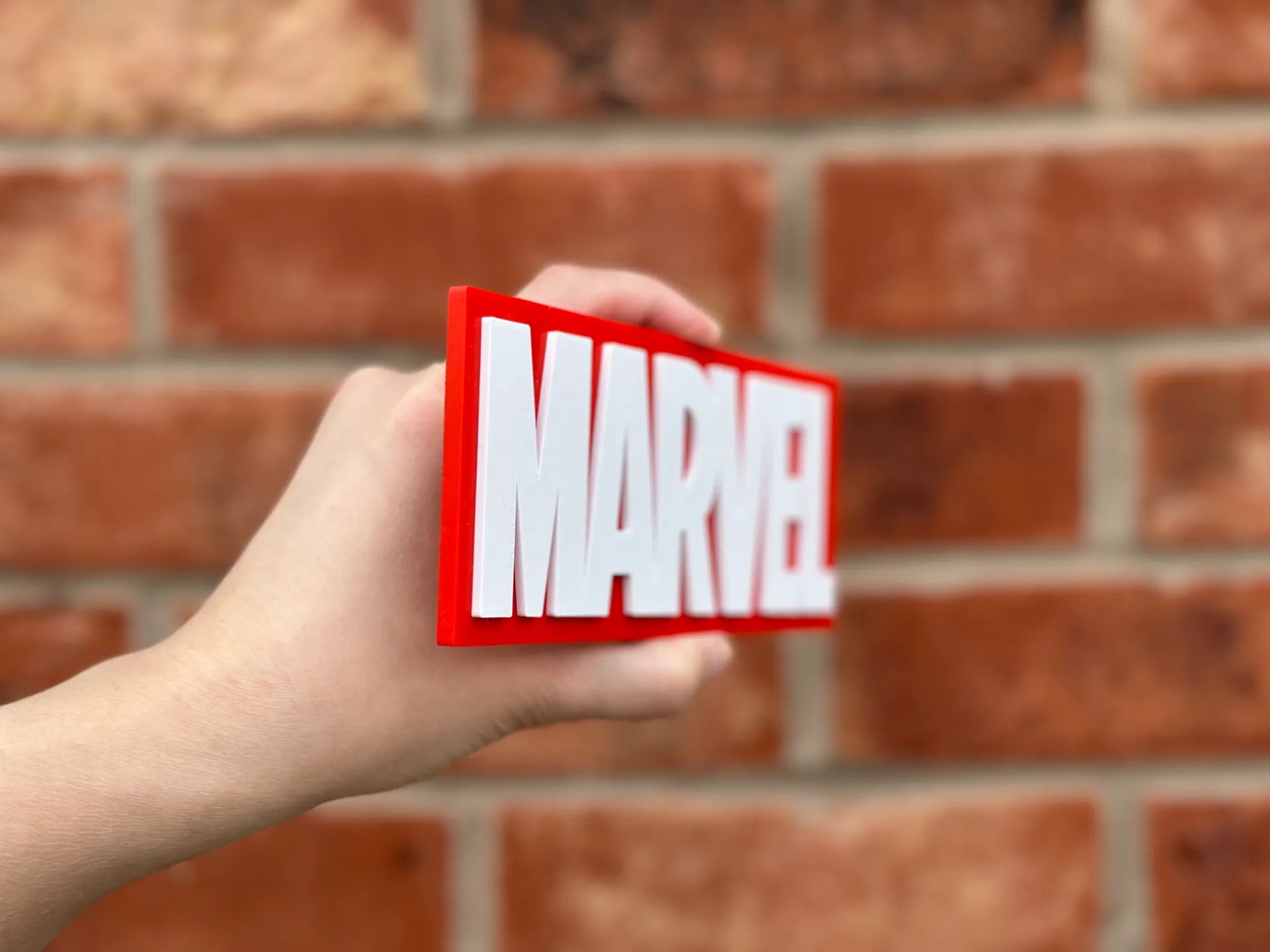 Logo 3D de Marvel en 3D con acabado mate y gran nivel de detalle para decoración de vitrinas, escritorios y zonas gaming.