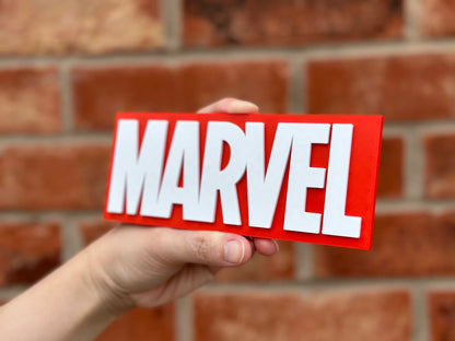 Logo 3D de Marvel en 3D con acabado mate y gran nivel de detalle para decoración de vitrinas, escritorios y zonas gaming.