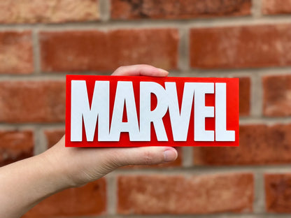 Logo 3D de Marvel en 3D con acabado mate y gran nivel de detalle para decoración de vitrinas, escritorios y zonas gaming.