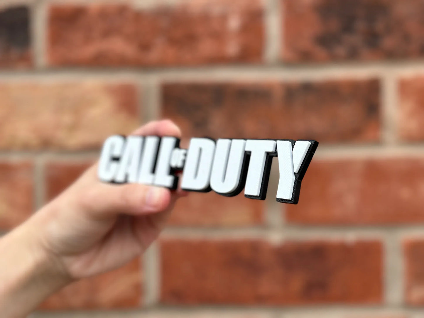 Logo 3D de Call of Duty con acabado mate y gran nivel de detalle para decoración de vitrinas, escritorios y zonas gaming.