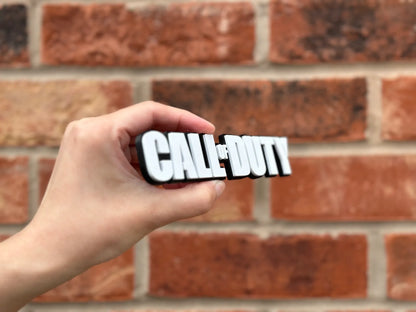 Logo 3D de Call of Duty con acabado mate y gran nivel de detalle para decoración de vitrinas, escritorios y zonas gaming.