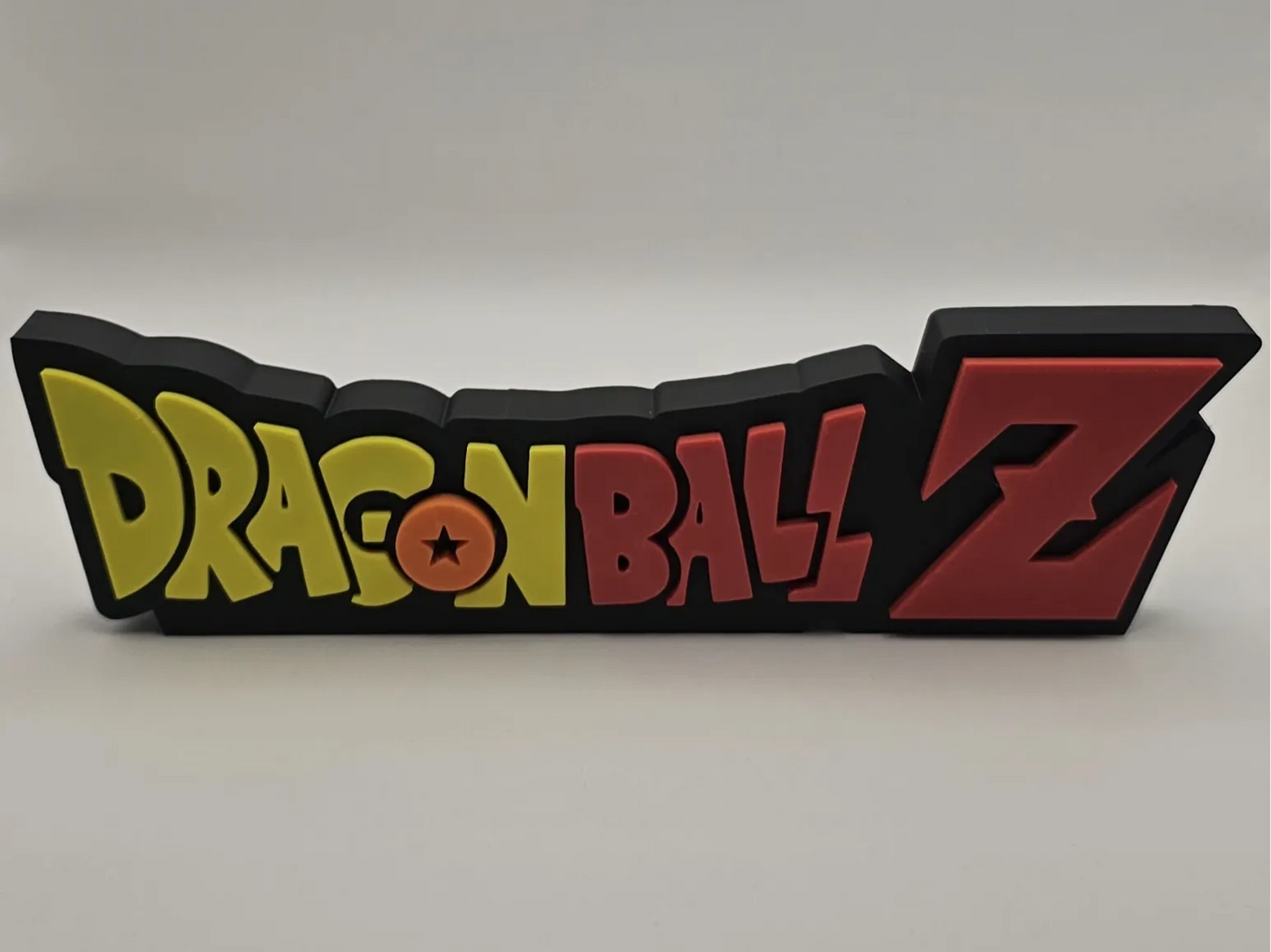Logo 3D de Dragon Ball Z con acabado mate y gran nivel de detalle para decoración de vitrinas, escritorios y zonas gaming.