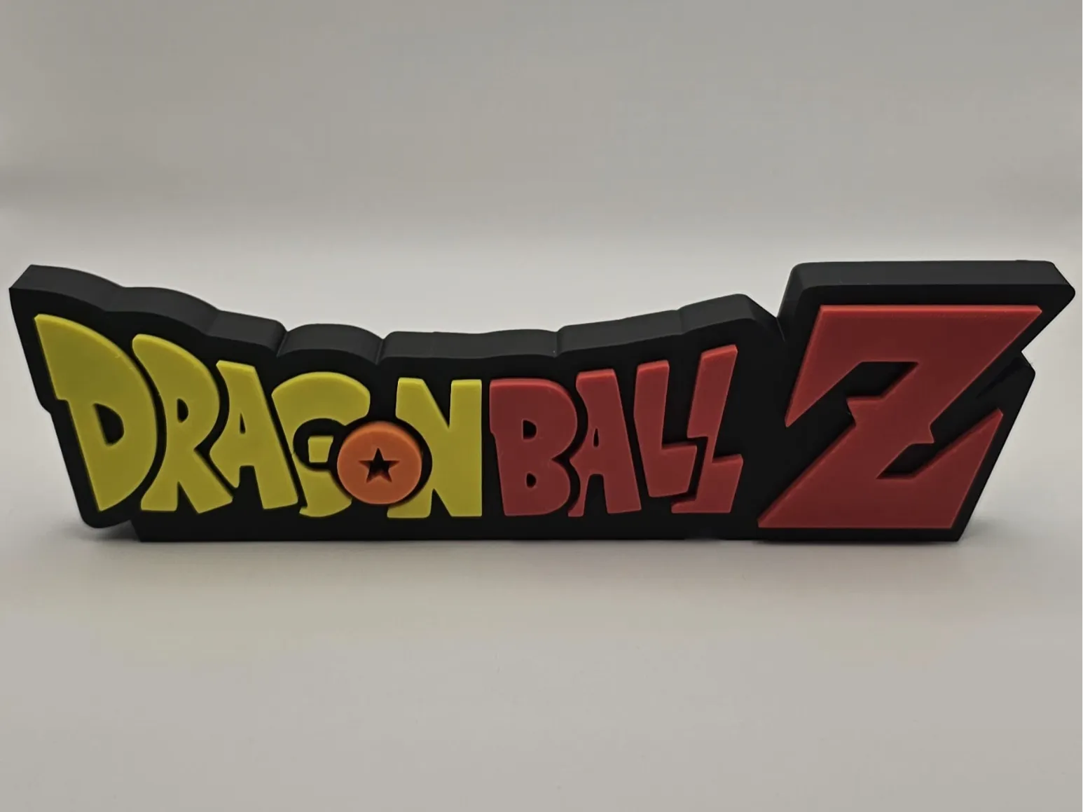 Logo 3D de Dragon Ball Z con acabado mate y gran nivel de detalle para decoración de vitrinas, escritorios y zonas gaming.