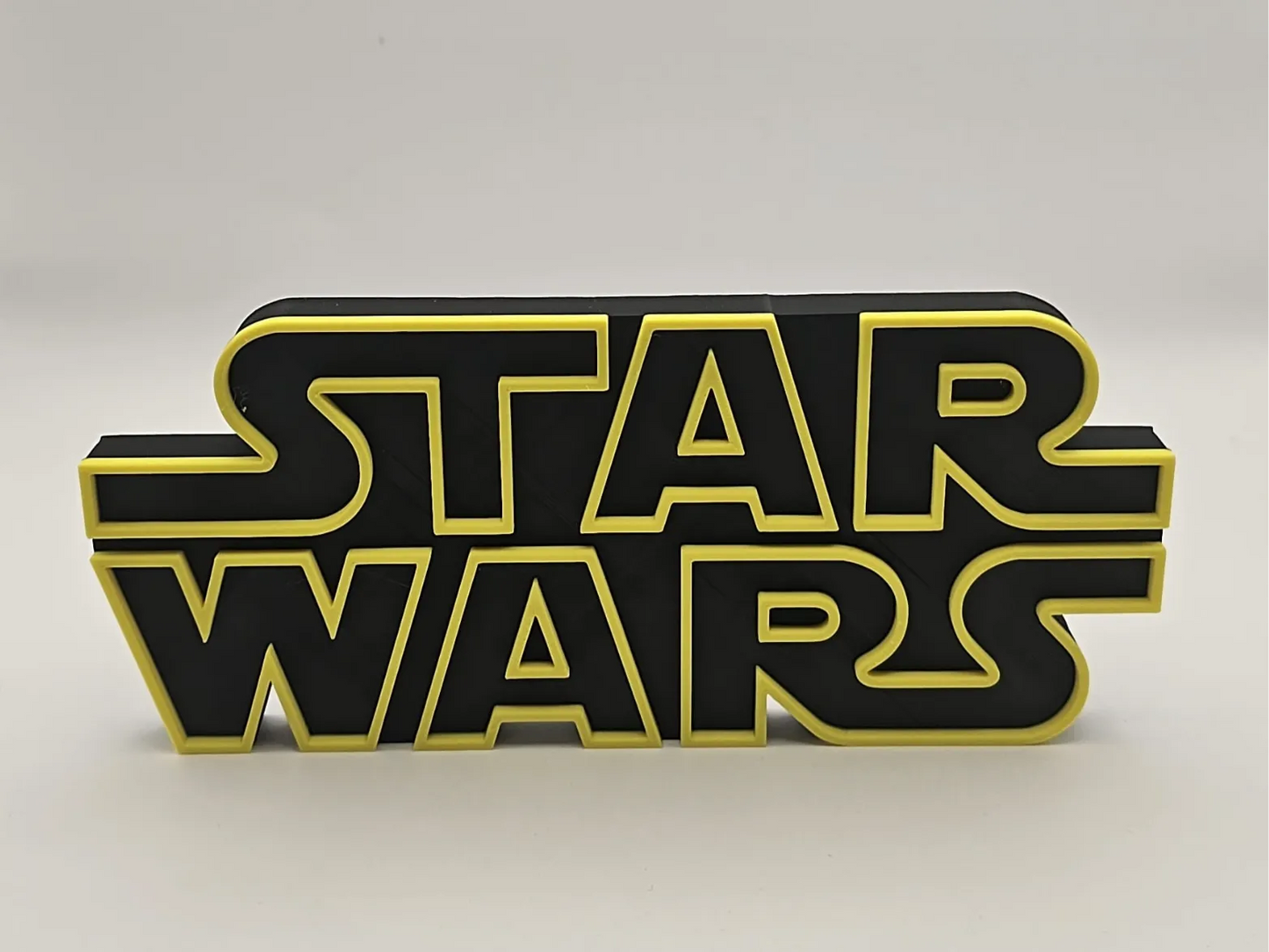 Logo 3D de Star Wars con acabado mate y gran nivel de detalle para decoración de vitrinas, escritorios y zonas gaming.