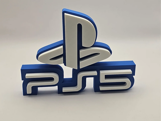 Logo 3D de PS5 con acabado mate y gran nivel de detalle para decoración de escritorios, vitrinas y setups gaming.