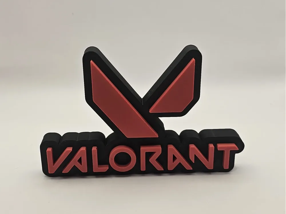 Logo 3D de Valorant con acabado mate y gran nivel de detalle para decoración de vitrinas, escritorios y zonas gaming.