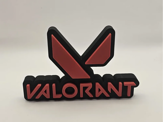 Logo 3D de Valorant con acabado mate y gran nivel de detalle para decoración de vitrinas, escritorios y zonas gaming.