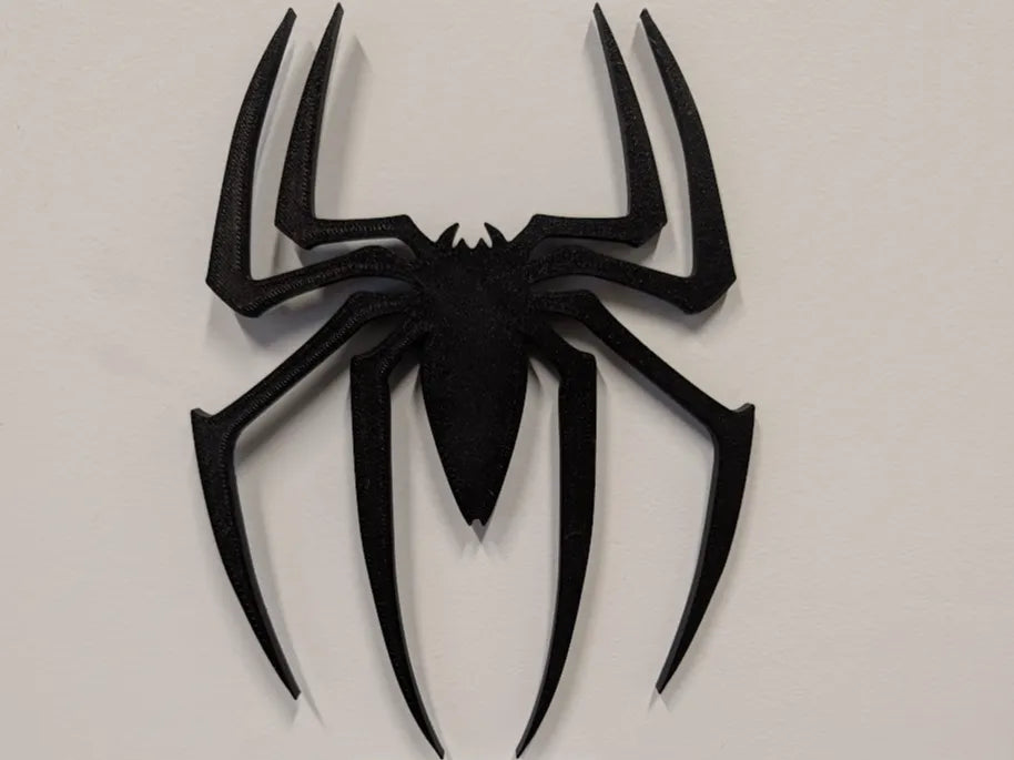 Logo 3D de Spider-Man con acabado mate y gran nivel de detalle para decoración de escritorios, vitrinas y espacios gaming.