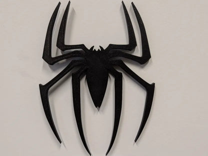 Logo 3D de Spider-Man con acabado mate y gran nivel de detalle para decoración de escritorios, vitrinas y espacios gaming.