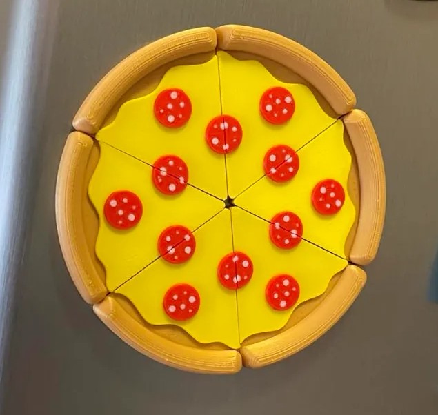 Imán de Nevera Pizza Pepperoni impreso en 3D con seis porciones magnéticas para decorar neveras y superficies metálicas.