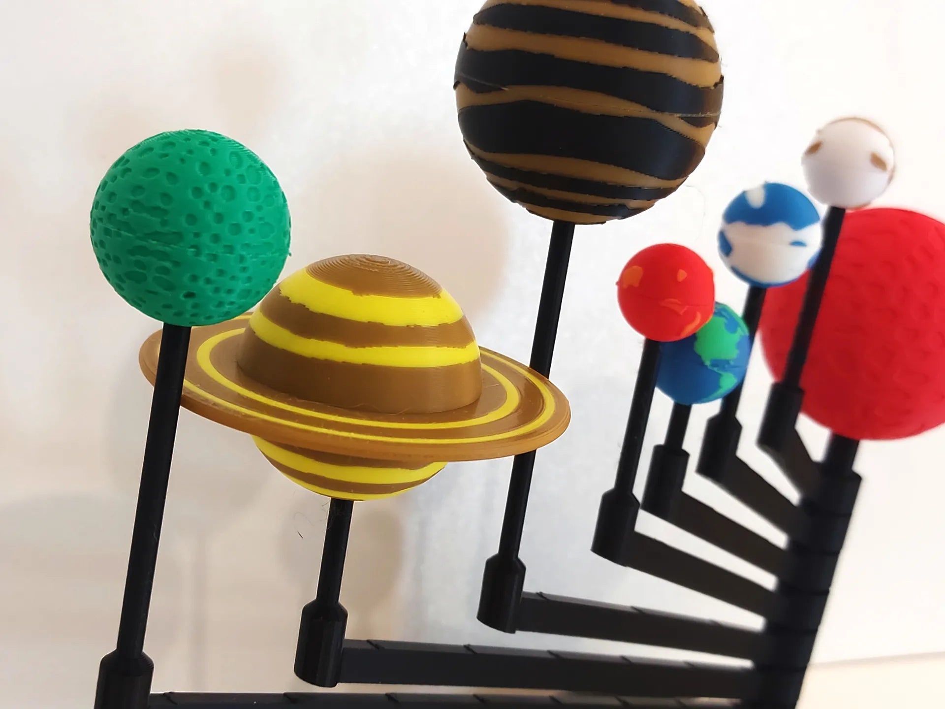 Maqueta del Sistema Solar impresa en 3D con los planetas para actividades educativas y aprendizaje de astronomía.