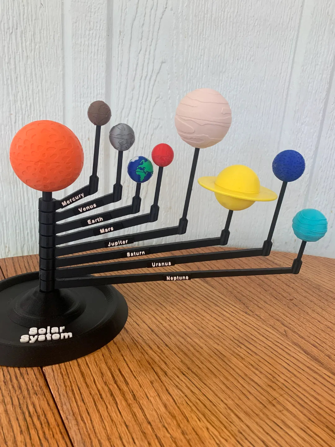 Maqueta del Sistema Solar impresa en 3D con los planetas para actividades educativas y aprendizaje de astronomía.
