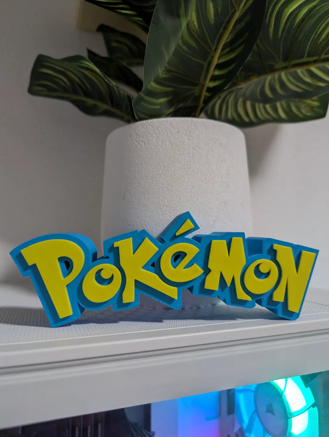 Logo 3D de Pokémon con acabado mate y gran nivel de detalle para decoración de vitrinas, escritorios y zonas gaming.