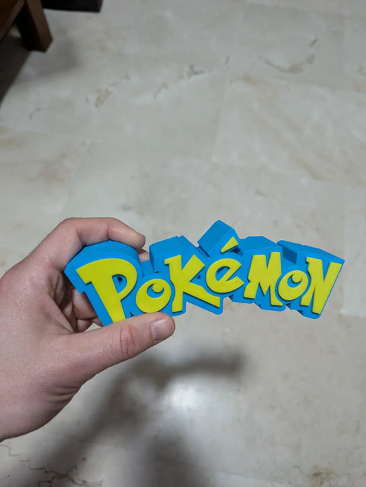 Logo 3D de Pokémon con acabado mate y gran nivel de detalle para decoración de vitrinas, escritorios y zonas gaming.