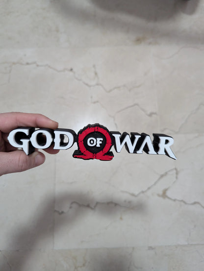 Logo 3D de God of War con acabado mate y gran nivel de detalle para decoración de vitrinas, escritorios y zonas gaming.
