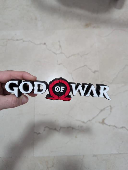 Logo 3D de God of War con acabado mate y gran nivel de detalle para decoración de vitrinas, escritorios y zonas gaming.