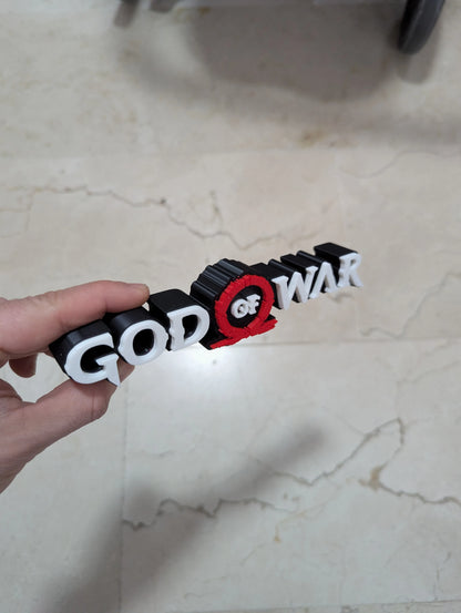 Logo 3D de God of War con acabado mate y gran nivel de detalle para decoración de vitrinas, escritorios y zonas gaming.