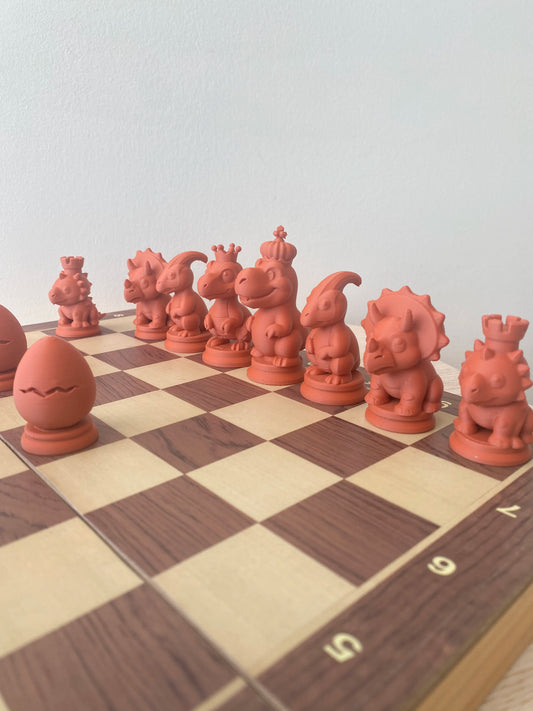 Set de piezas Ajedrez Dino Kids impreso en 3D con temática de dinosaurios para tableros de ajedrez.