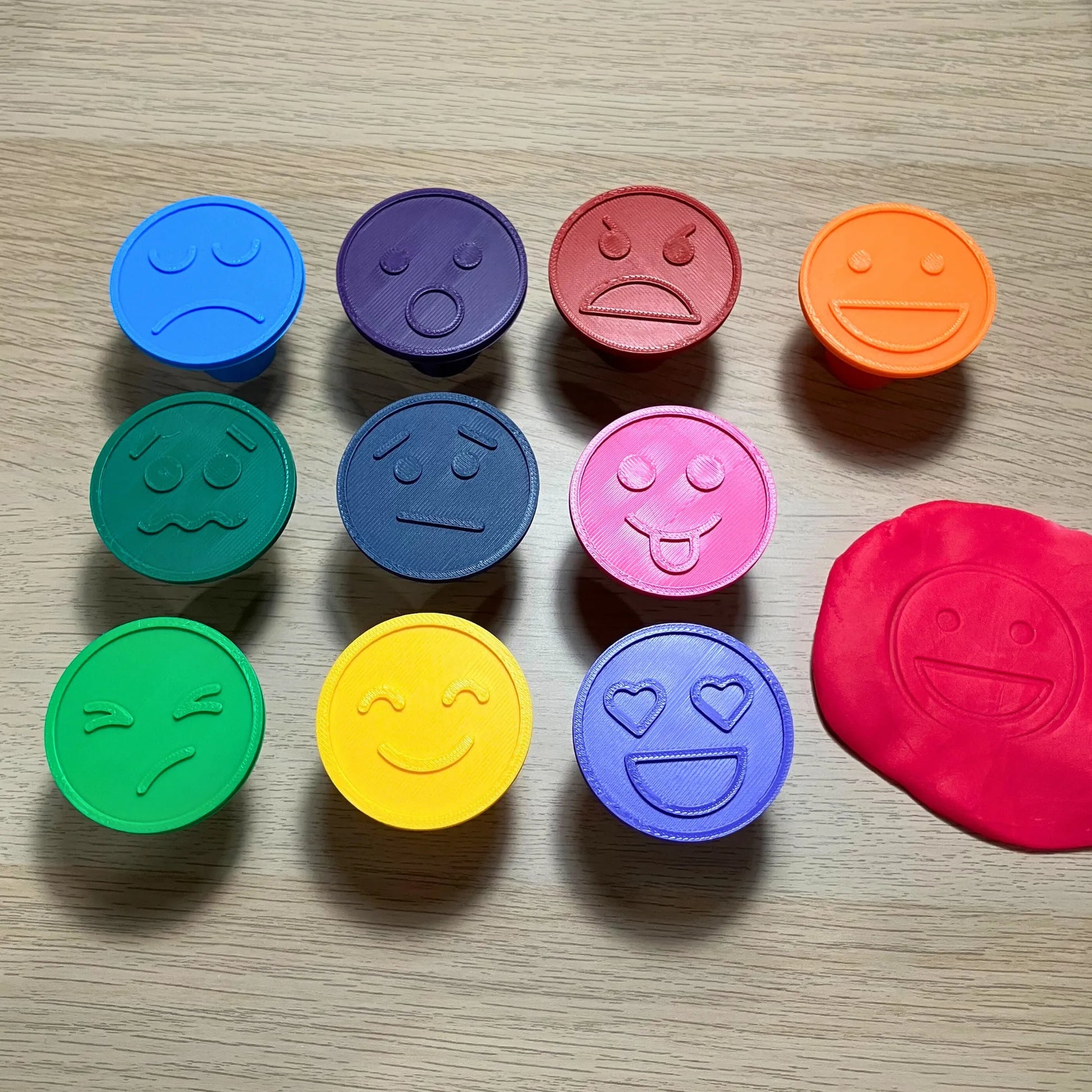 Set de Sellos de Emociones para Plastilina para trabajar el reconocimiento emocional, la creatividad y el aprendizaje.
