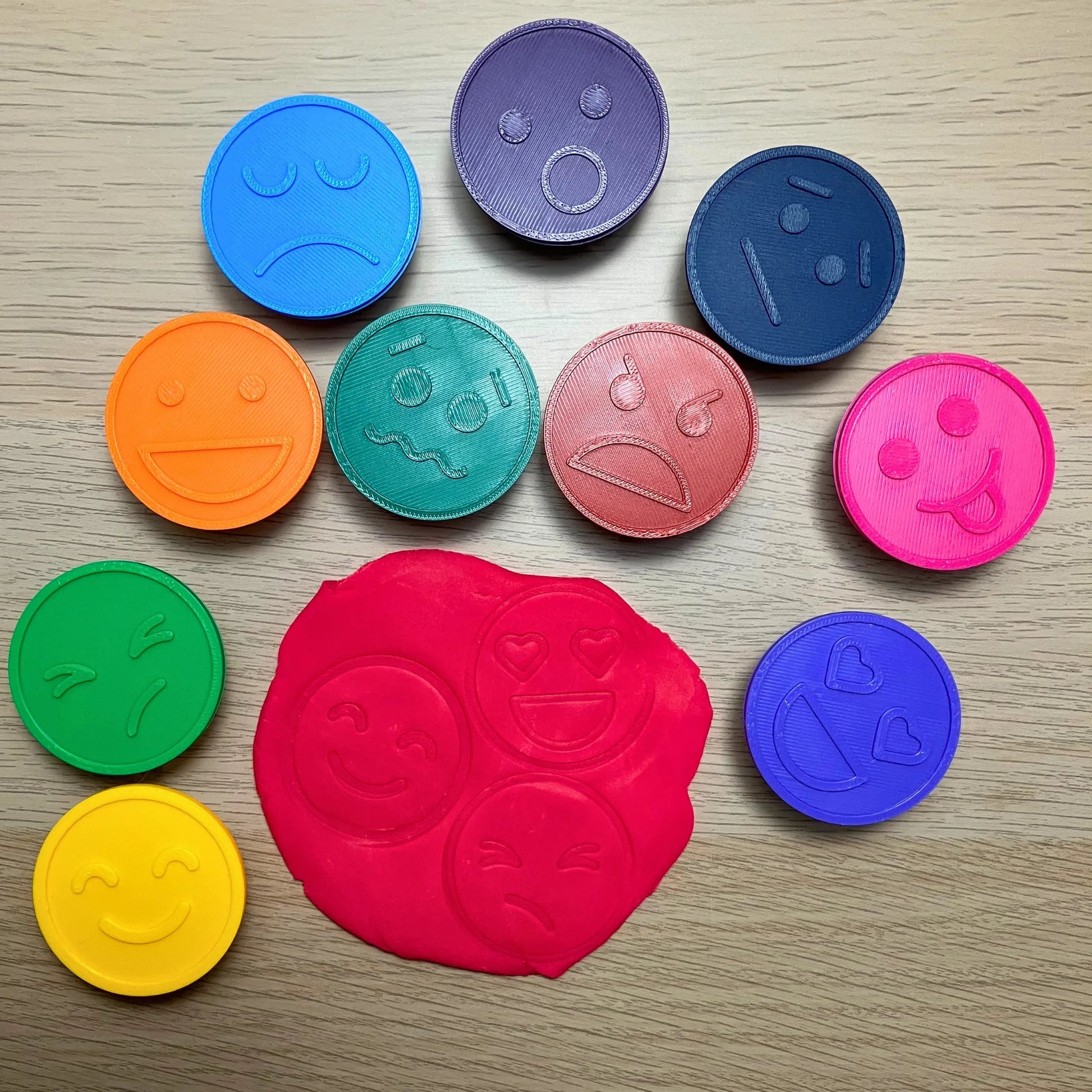 Set de Sellos de Emociones para Plastilina para trabajar el reconocimiento emocional, la creatividad y el aprendizaje.